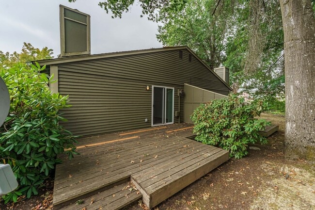 Building Photo - 2 Bedroom 2 Bath with single car garage