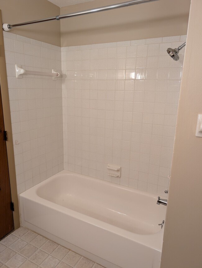 Building Photo - 549 Poplar Dr