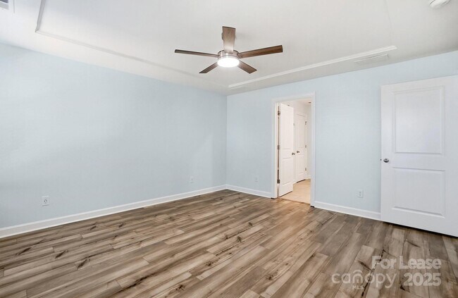 Building Photo - 3909 Woodland View Dr