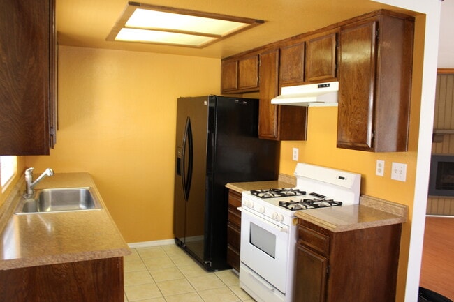 Building Photo - Available now! 2 bedroom/2 bath condo located in the Tanglewood Villas of Pomona!