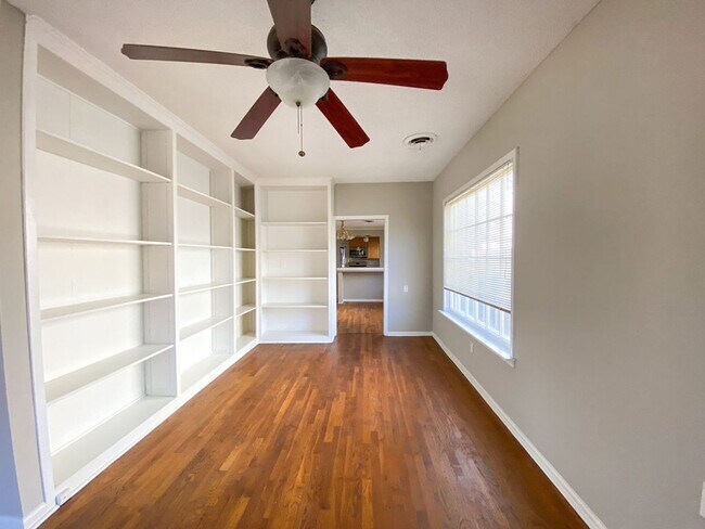 Building Photo - UPDATED 2 BD 1 BA NEAR