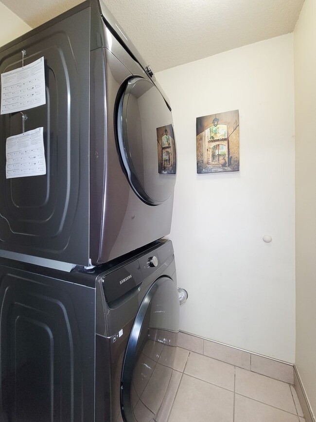 Building Photo - This corner unit is great because being on the end unit is more private and there are no condo's ...