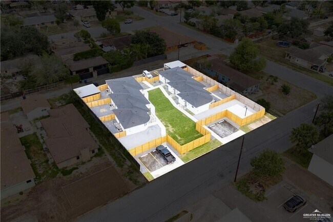 Building Photo - 802 Redwood Ave