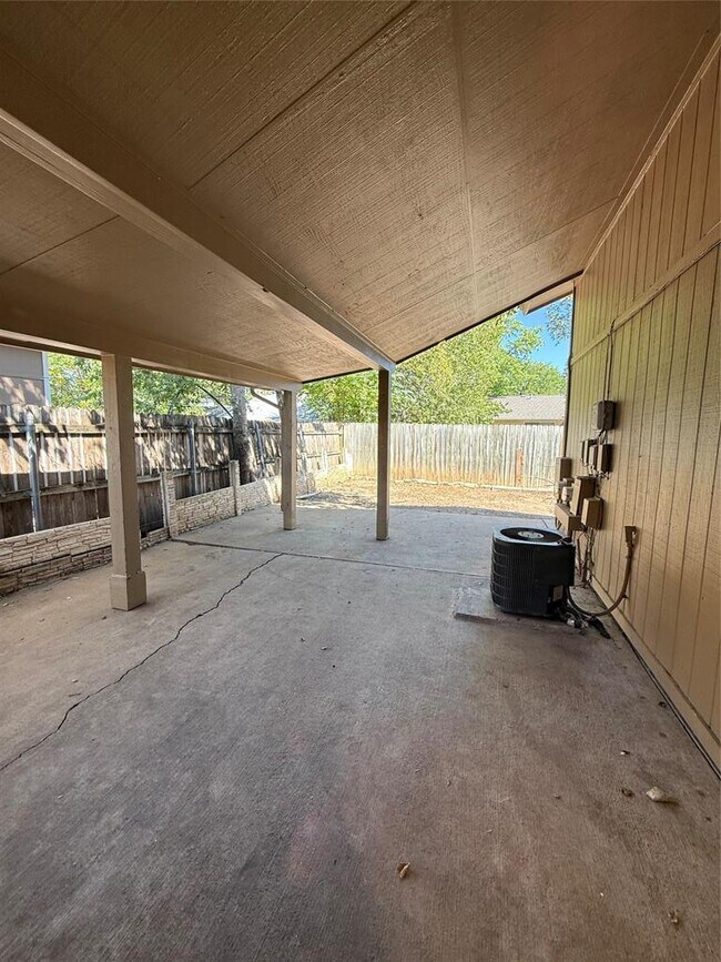 Building Photo - 1402 Westcott Dr