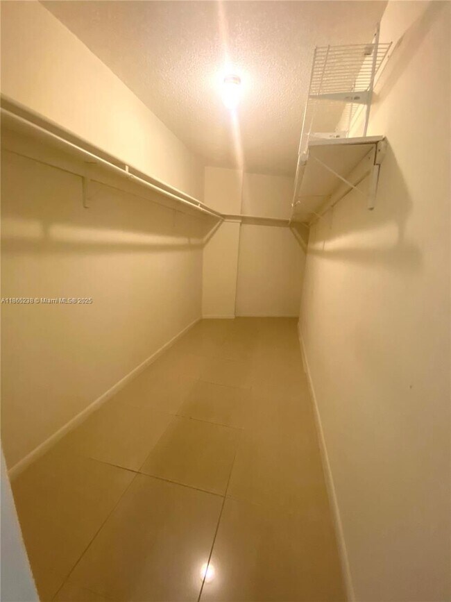 Building Photo - 13953 Kendale Lakes Cir