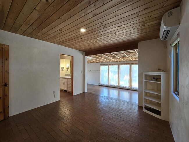 Building Photo - 133 Valley Dr