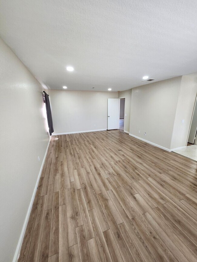 Building Photo - Beautiful 5 Bedroom House fully remodeled....