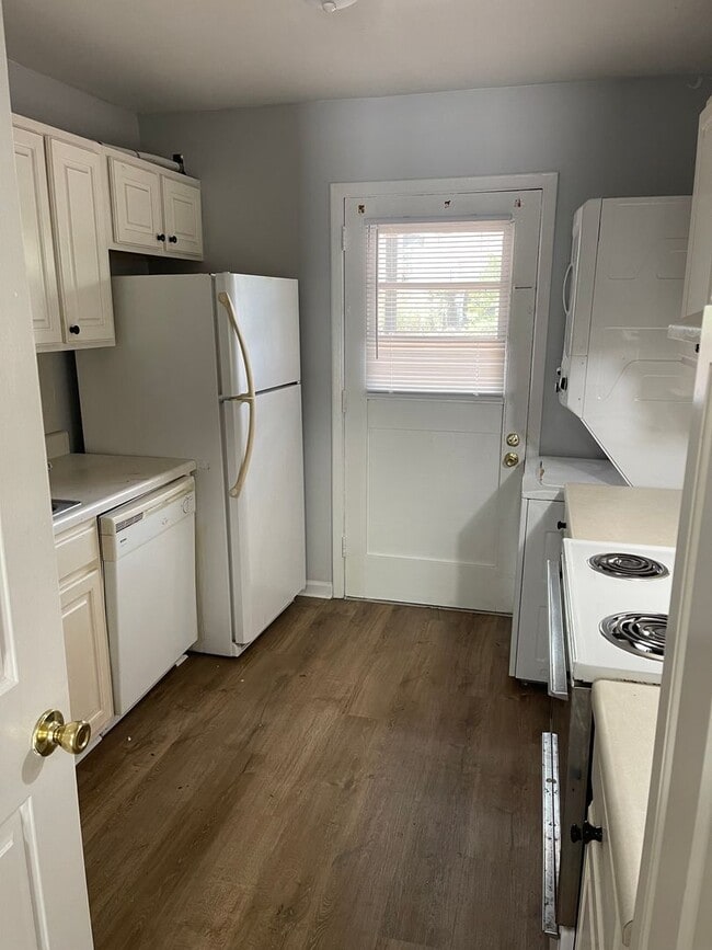 Building Photo - 2 bedroom, 1 bath apartment in small complex on Hill Street! Walking distance to Normal Town, Dow...