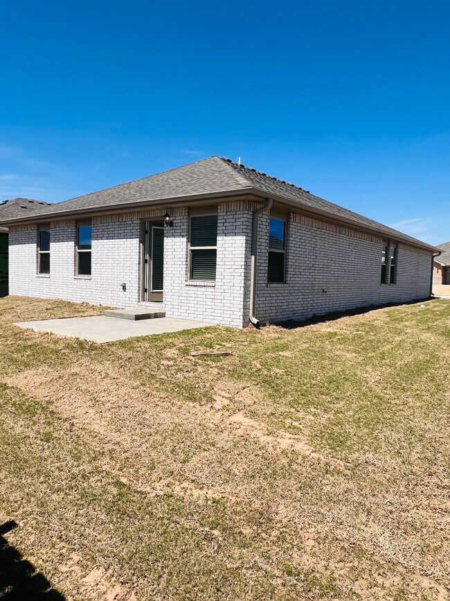 Building Photo - 2091 Bluestem Dr