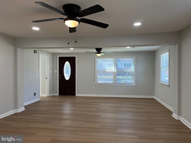 Building Photo - 402 Maple Ave