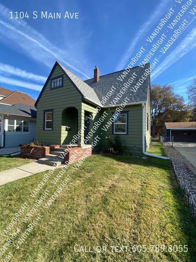 Building Photo - Charming 3 Bedroom House With Office & Fen...
