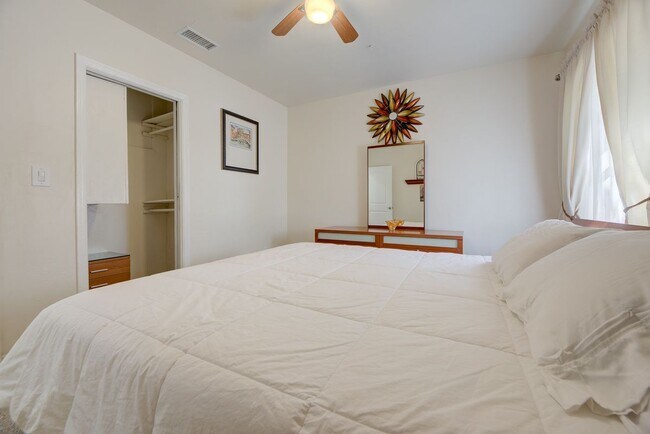 Building Photo - 1136 Northeast 17th Way, #1-2
