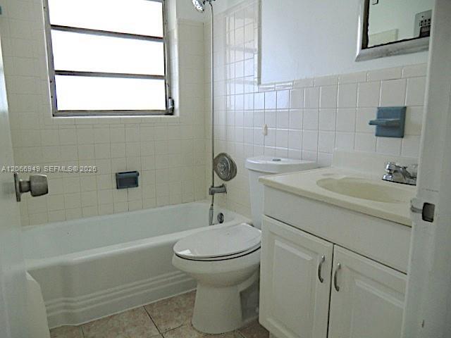Building Photo - 2724 NE 32nd St