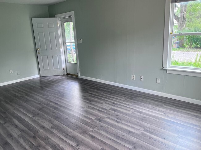 Building Photo - 3011 Saner Ave