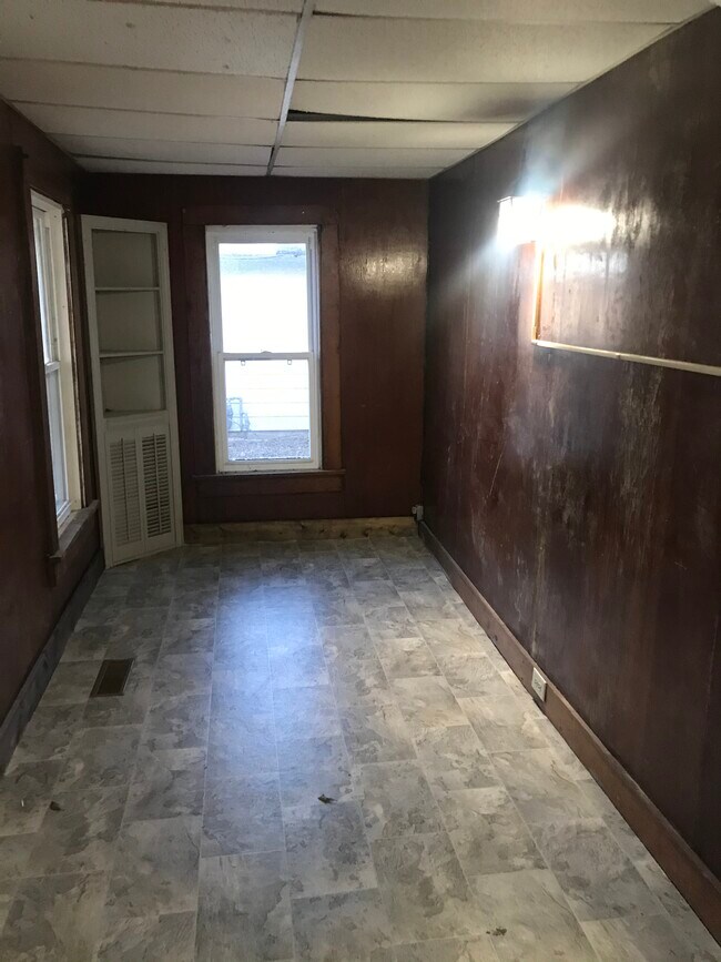 Building Photo - 408 W 9th St