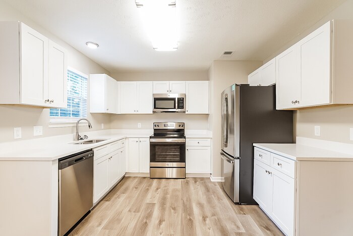 Building Photo - 1320 Lyndsey Ridge Dr