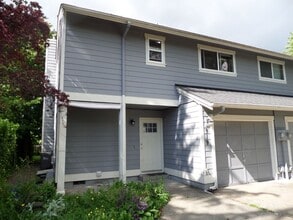 Building Photo - Super Cute 3 Bedroom Duplex with Fenced Ba...