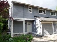 Building Photo - Super Cute 3 Bedroom Duplex with Fenced Ba...