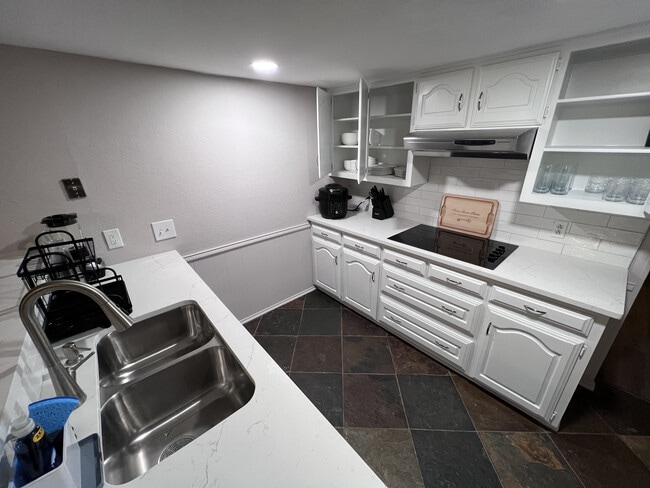 Building Photo - 2729 Lawndale Dr