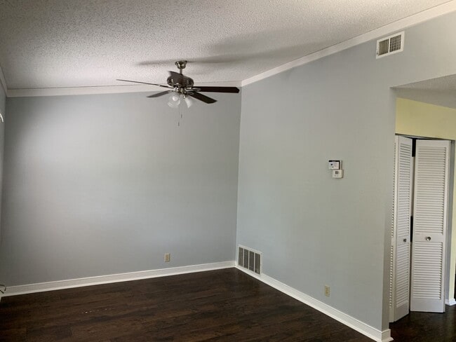 Building Photo - Ready for Move In  Nice & Clean 1 Bedroom ...