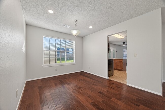 Building Photo - 21215 Park Bluff Dr