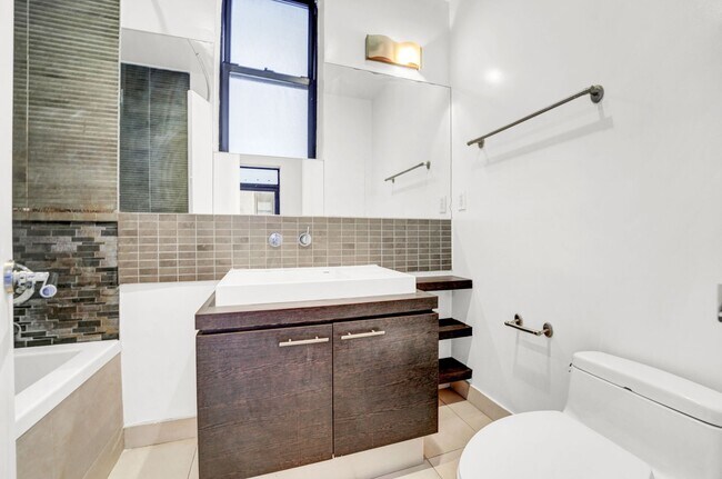 Building Photo - Modern  1-Bedroom with Home Office and Private Terrace DW/WD