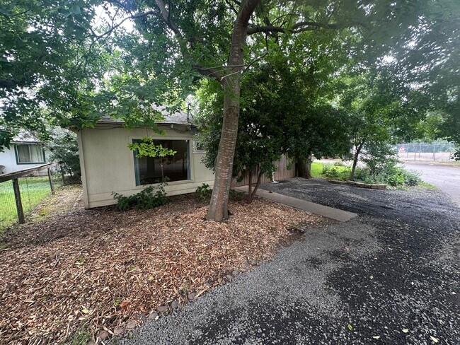 Building Photo - 2 BR w/ Bonus Room/Office