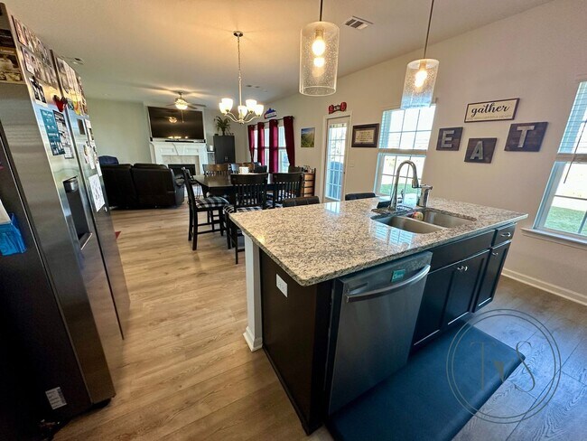 Building Photo - SPRING MOVE-IN SPECIAL: $1000 OFF 1ST MONT...