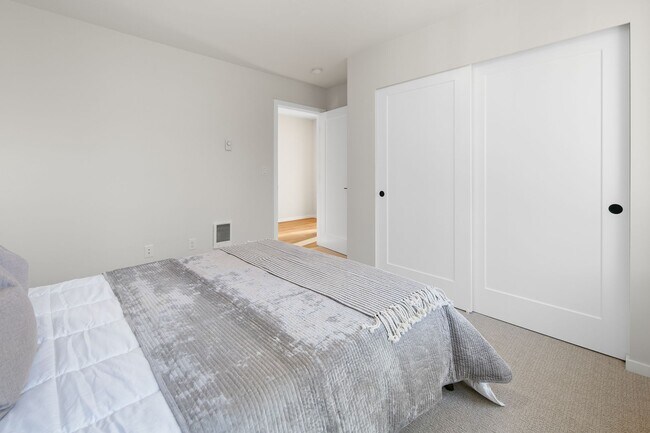 Building Photo - Modern Townhome in Licton Springs – Rooftop Deck & Stylish Living!