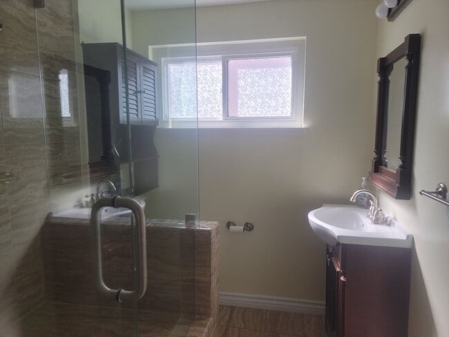 Building Photo - Beautiful 4 Bedroom 2 Bathroom Granada Hills Home Ready for Move In!