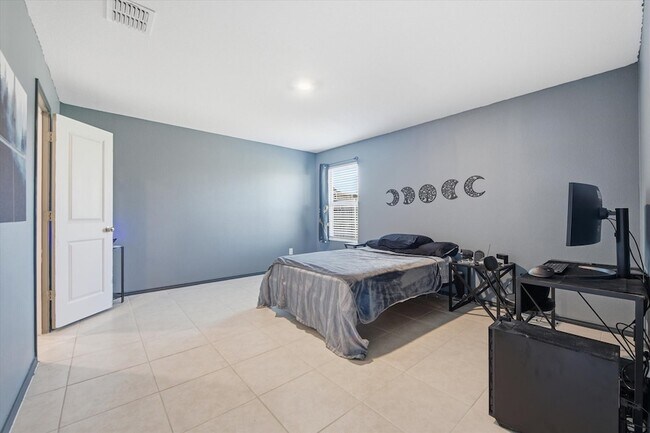 Building Photo - 1393 Beach Dr