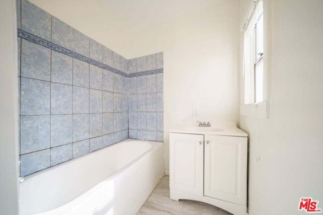 Building Photo - 433 E 41st Pl