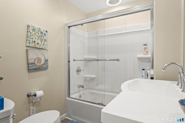 Building Photo - 801 Pequot Ave