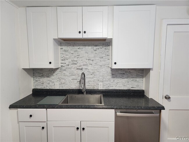 Building Photo - 437 Church St