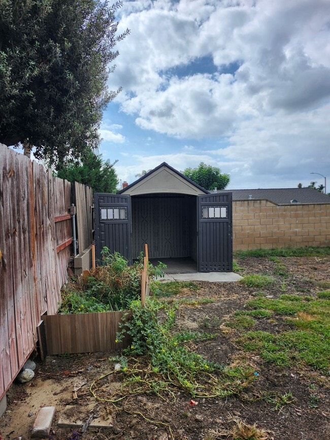 Building Photo - Inviting 3-Bedroom Home