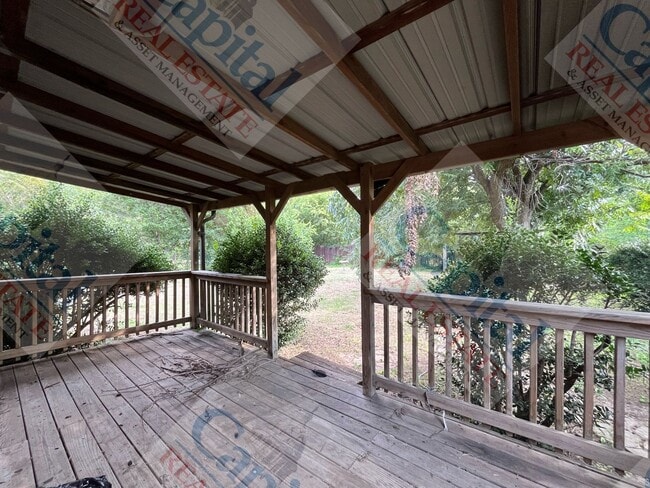Building Photo - Charming 3 Bedroom
