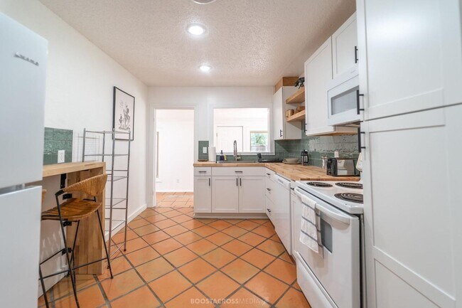 Building Photo - ADORABLE 3 bedroom!