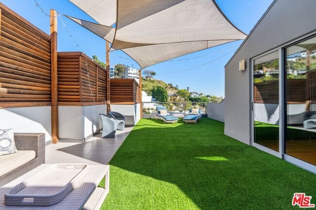 Building Photo - 8614 Hollywood Blvd