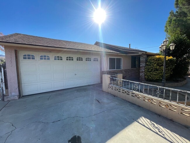 Building Photo - Four Bedroom Two Bathroom Home in Hemet!