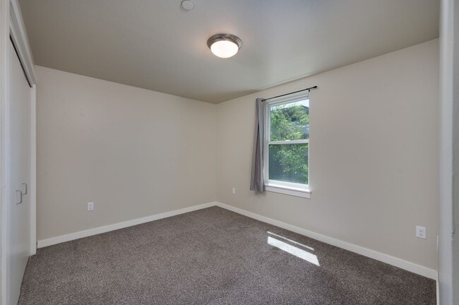 Building Photo - 210 S. Cottonwood, Unit 208
