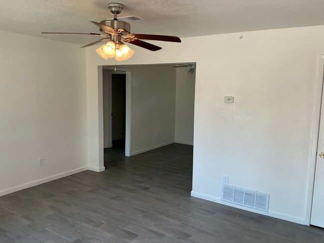 Building Photo - 4/2 with Premium Finishes & Great Backyard