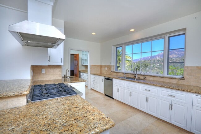 Building Photo - Breathtaking Private Estate