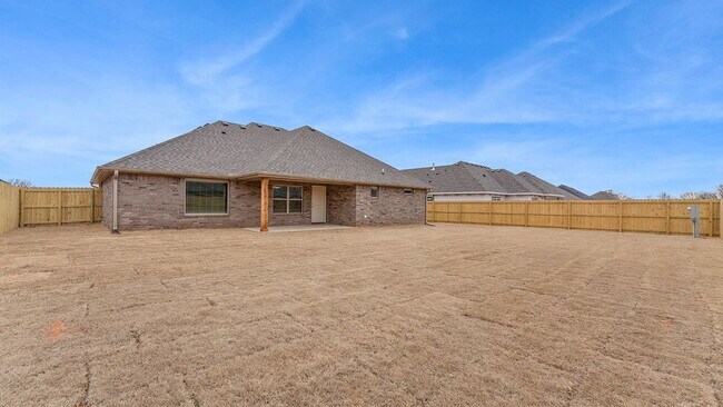 Building Photo - "Charming 3-Bedroom Retreat with Granite Finishes & Cozy Fireplace in Farmington!"