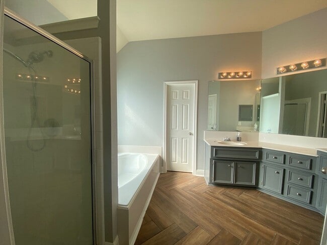 Building Photo - 2101 Crestwind Ct