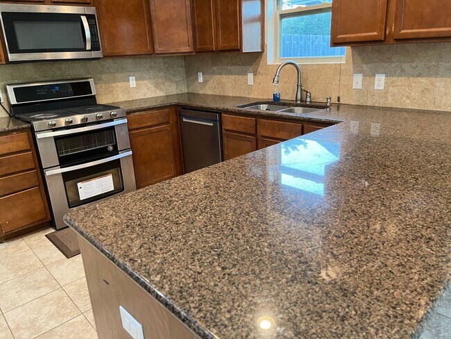 Building Photo - Spacious home in super nice neighborhood in Northwest Omaha