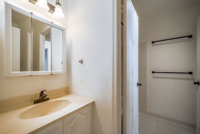 Building Photo - Sophisticated Townhome Steps from East Fal...