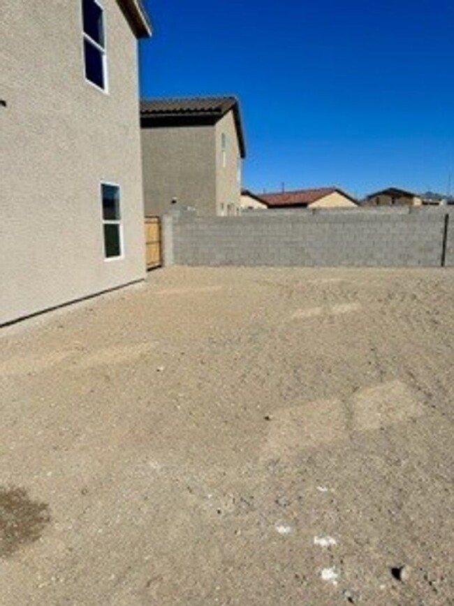 Building Photo - SPACIOUS 4 BEDROOM HOME!