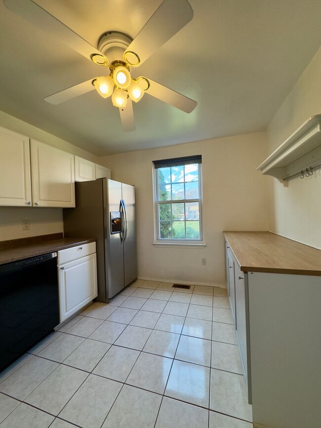 Building Photo - Spacious 4Bed/3.5Bath in Woodlawn