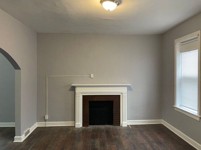Building Photo - Large Spacious 4 BR 1.5 BA Ready to be Cal...