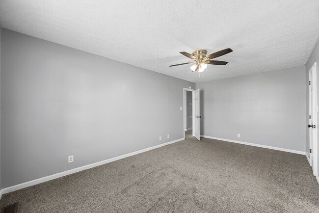Building Photo - 100 Gleaves Ln